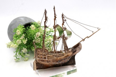 Nau em prata com relevos e aplicações com três velas