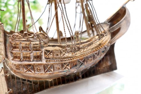 Nau em prata com relevos e aplicações com três velas