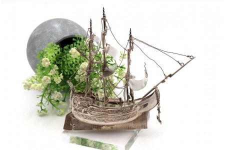 Nau em prata com relevos e aplicações com três velas e ancora, e tripulação em vulto perfeito.