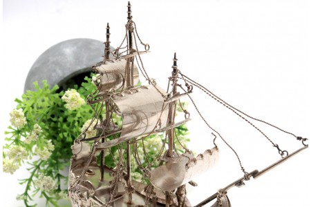 Nau em prata com relevos e aplicações com três velas e ancora, e tripulação em vulto perfeito.