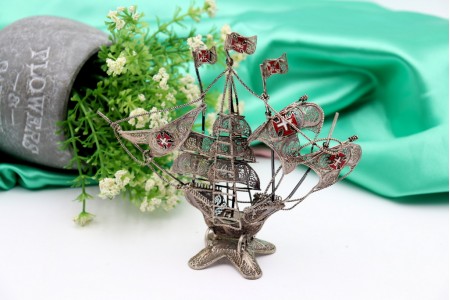 Caravela pequena em prata filigrana com três bandeiras
