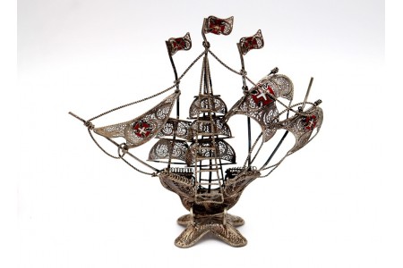 Caravela pequena em prata filigrana com três bandeiras