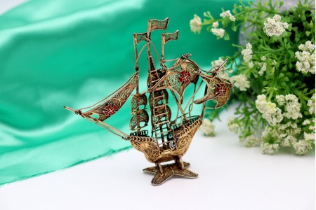  Caravela pequena em prata dourada de filigrana com cruzes esmaltadas nas velas 