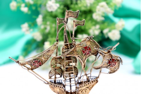  Caravela pequena em prata dourada de filigrana com cruzes esmaltadas nas velas 