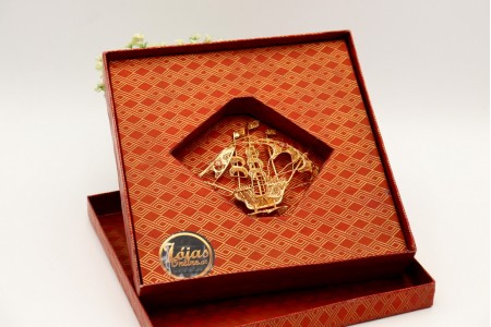  Caravela portuguesa em prata de filigrana com velas adornadas e escudo nacional