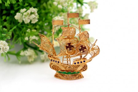 Miniatura de caravela dourada em prata filigrana  e pintura verde esmaltada