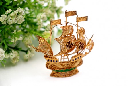 Miniatura de caravela dourada em prata filigrana  e pintura verde esmaltada