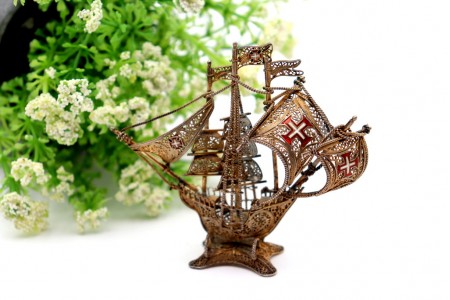 Miniatura de caravela em prata dourada em malha de filigrana