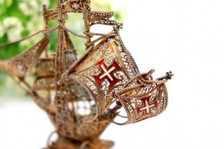 Miniatura de caravela em prata dourada em malha de filigrana