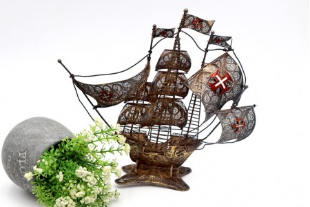  Caravela em prata filigrana dourada com cruzes de malta português nas velas