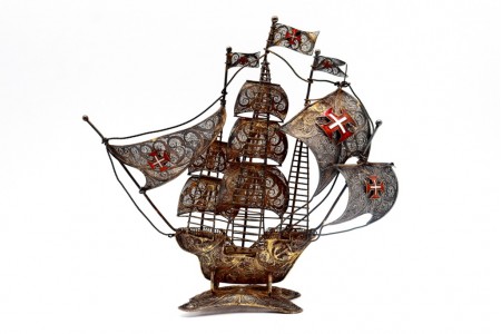  Caravela em prata filigrana dourada com cruzes de malta português nas velas