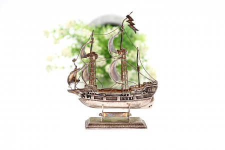 Caravela Portuguesa em prata com diversas aplicações em vulto perfeito 