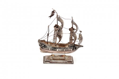 Caravela Portuguesa em prata com diversas aplicações em vulto perfeito 