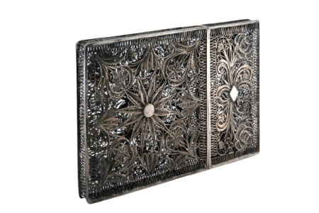 Cartoneira em prata de filigrana com tampa amovível.