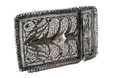 Cartoneira em prata de filigrana com tampa basculante.