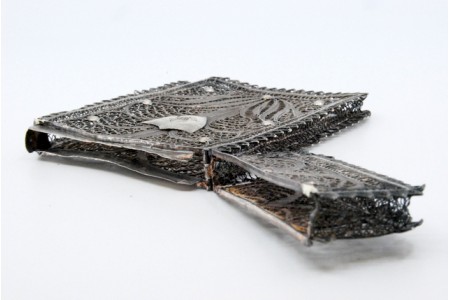 Cartoneira em prata de filigrana com tampa basculante.