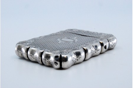  Cartoneira em prata com gravados envolvendo cartela para monograma e ondeados na envolvência.