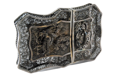 Cartoneira em prata filigrana com animais relevados.