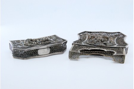 Cartoneira em prata filigrana com animais relevados.