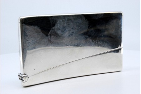 Cartoneira em prata lisa de forma curva.