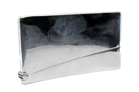 Cartoneira em prata lisa de forma curva.