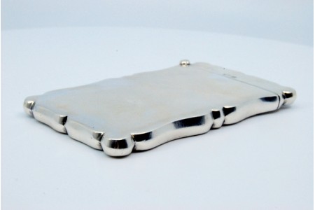 Cartoneira em prata lisa com envolvência ondeada e tampa basculante.