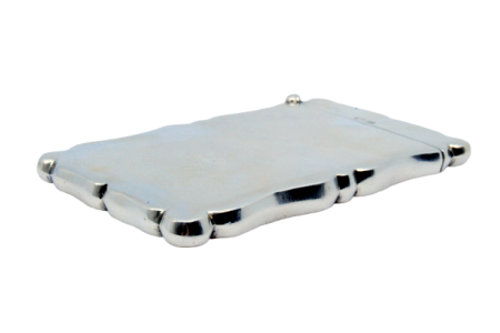 Cartoneira em prata lisa com envolvência ondeada e tampa basculante.