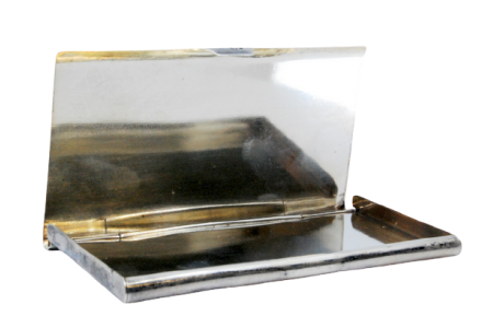 Cartoneira em prata lisa com charneira basculante.