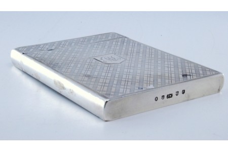 Cartoneira em prata guilhochada com cartela central para monograma e tampa basculante.