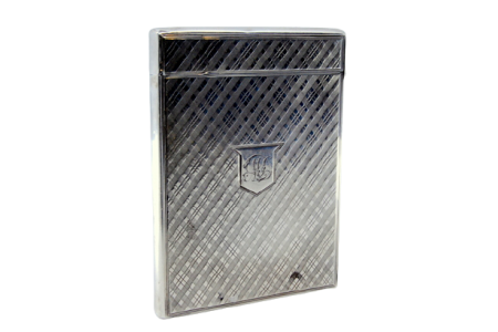 Cartoneira em prata guilhochada com cartela central para monograma e tampa basculante.