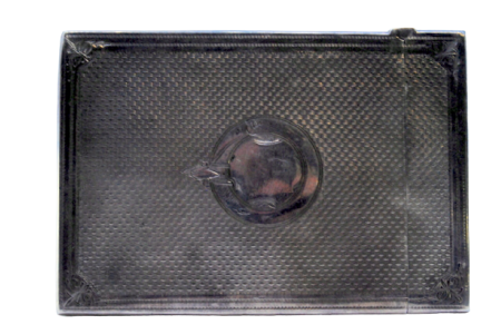 Cartoneira em prata guilhochada com frisos na envolvência e cartela ao centro para monograma.