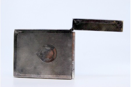 Cartoneira em prata guilhochada com frisos na envolvência e cartela ao centro para monograma.