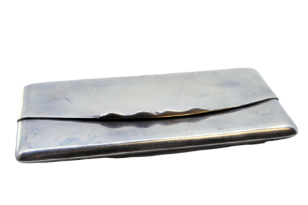 Cartoneira em prata lisa em forma de envelope com tampa basculante.