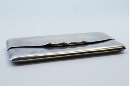 Cartoneira em prata lisa em forma de envelope com tampa basculante.