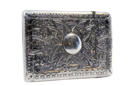 Cartoneira em prata com gravados assimétricos de volutas, grinaldas e tampa basculante.