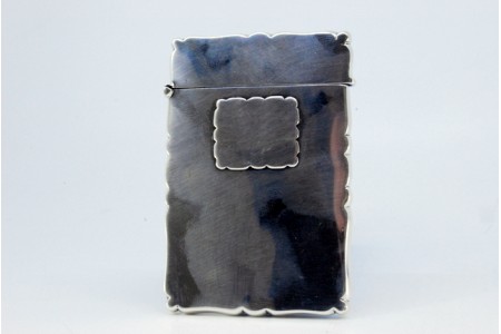  Cartoneira em prata lisa com rebordos ondeados envolvendo cartela para monograma.