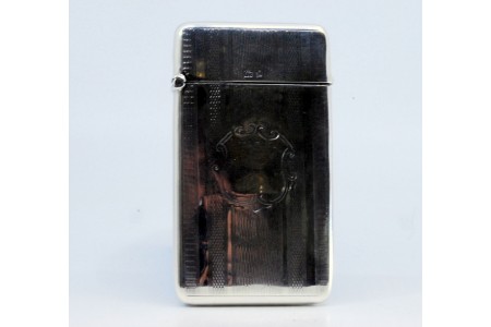 Cartoneira em prata guilhochada com tampa basculante envolvendo cartela para monograma.