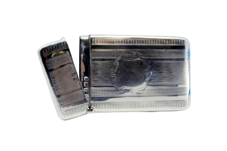 Cartoneira em prata guilhochada com tampa basculante envolvendo cartela para monograma.