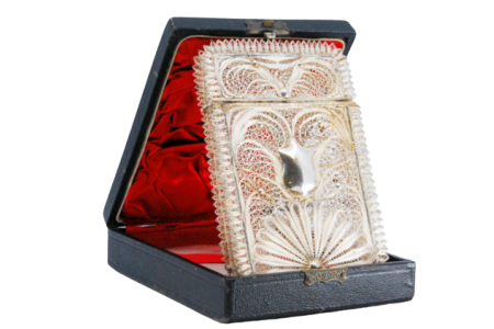 Cartoneira em prata de filigrana com cartela no centro para monograma e tampa basculante.