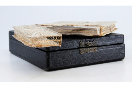 Cartoneira em prata de filigrana com cartela no centro para monograma e tampa basculante.