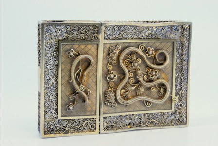  Cartoneira em prata de filigrana com motivos asiáticos e resquícios de dourado.