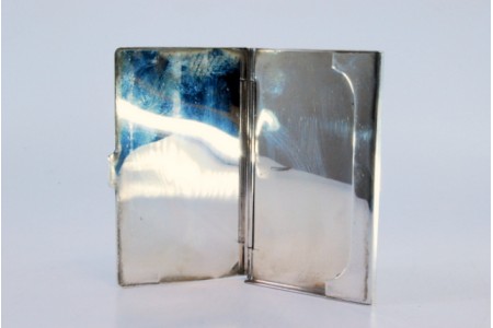 Cartoneira em prata lisa com tampa basculante.