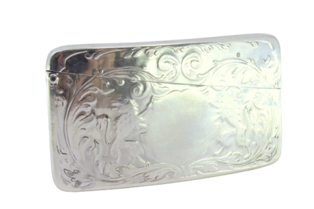 Cartoneira em prata relevada com brasão para monograma ladeado por dois leões.