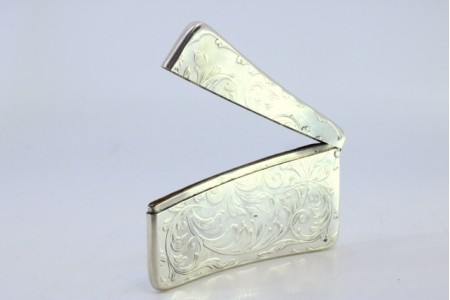 Cartoneira em prata relevada com brasão para monograma ladeado por dois leões.