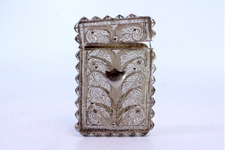  Cartoneira em prata de filigrana com cartela no centro para monograma.