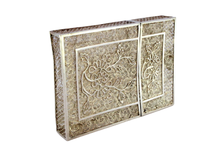 Cartoneira em prata de filigrana com motivos florais e tampa amovível.