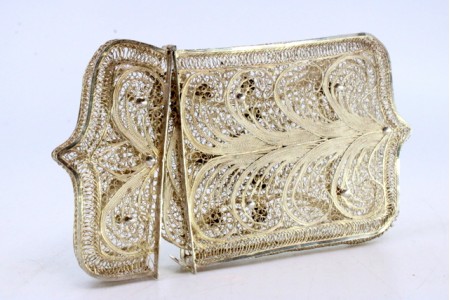 Cartoneira em prata de filigrana com relevos perlados com tampa basculante.