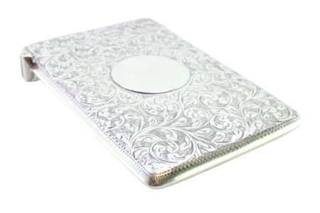 Cartoneira em prata com motivos vegetalistas gravados envolvendo cartela para monograma e tampa basculante, período Vitoriano.