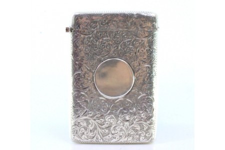 Cartoneira em prata com motivos vegetalistas gravados envolvendo cartela para monograma e tampa basculante, período Vitoriano.
