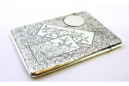 Cartoneira em prata com grinaldas, aves e motivos florais gravados envolvendo cartela para monograma.